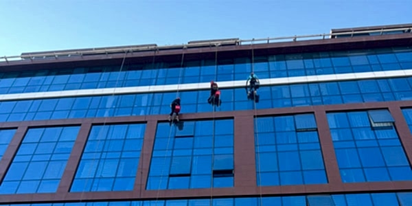 Fabrika Cam Temizliği | Vinçli ve Dağcı Sistemleriyle Profesyonel Hizmet
