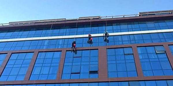 Plaza Cam Temizliği | Vinçli ve Dağcı Sistemleriyle Profesyonel Hizmet